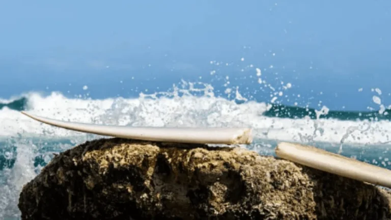 Que faire lorsqu’on a une planche de surf cassée : agir vite et réparer