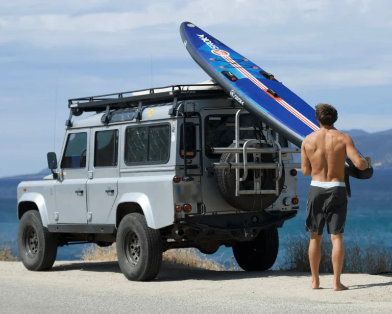 Comment transformer sa voiture en alliée du surf : astuces et équipements pour les passionnés